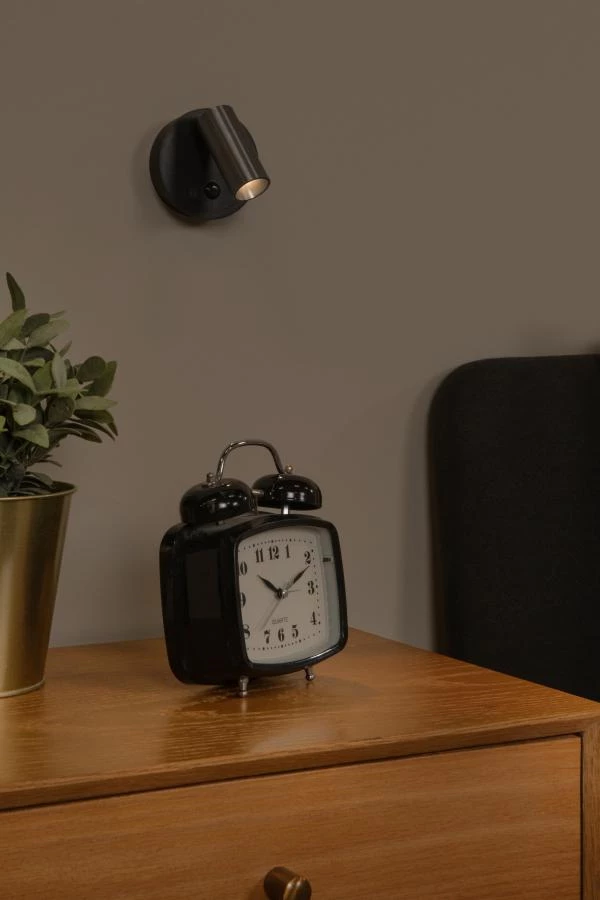 Lucide TONI - wiederaufladbare Wandstrahler / Wandleuchte - Akku/Batterie - Ø 8,1 cm - LED Dim. - CCT - 1x2W 2700K/4000K - Bewegungssensor (Abschaltbar) - Magnetisch - Kaffee - Atmosphäre 1